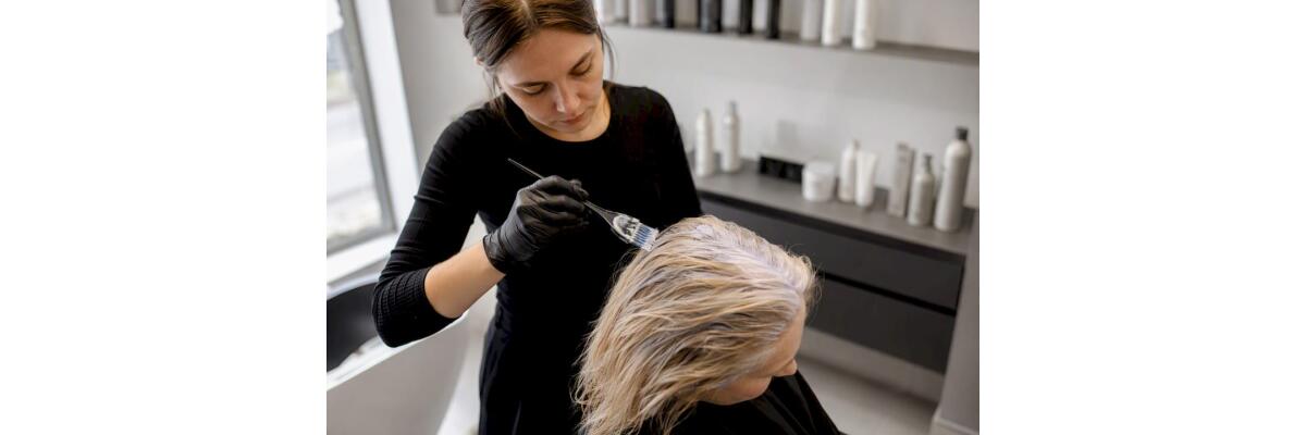 Gelbstich entfernen bei Blond: Was wirklich hilft - Gelbstich entfernen bei Blond: Was wirklich hilft