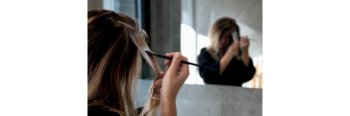 2–4 Aufhellstufen: Faceframingsträhnen sicher selbst färben - 2–4 Aufhellstufen: Faceframingsträhnen sicher selbst färben