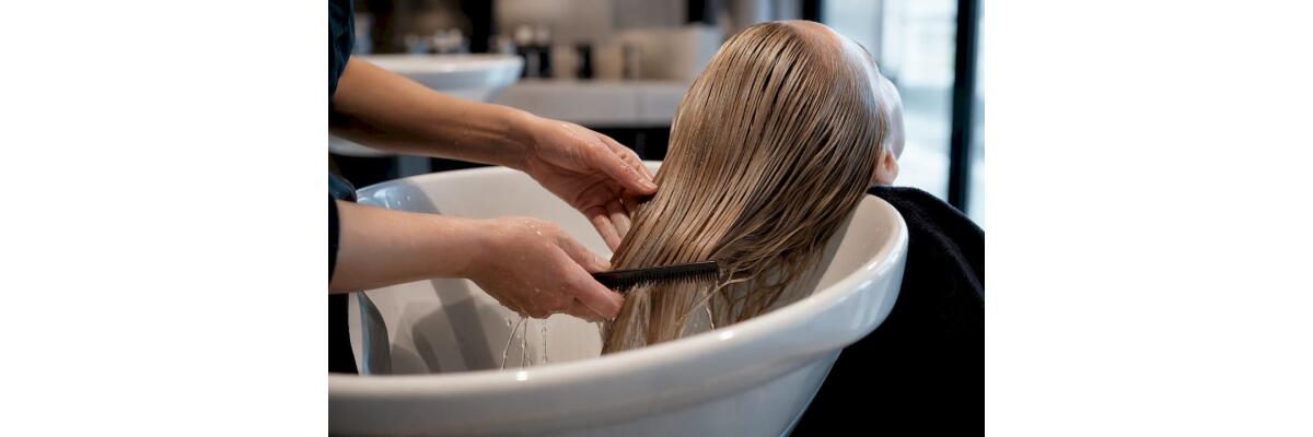 Glossing gegen Gelbstich: So wird blondes Haar wieder kühl - Glossing gegen Gelbstich: So wird blondes Haar wieder kühl