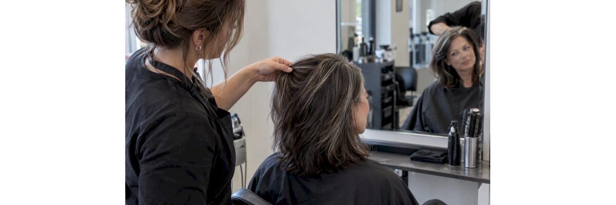 Grey Blending: So integrieren Sie graue Haare sanft - Grey Blending: So integrieren Sie graue Haare sanft